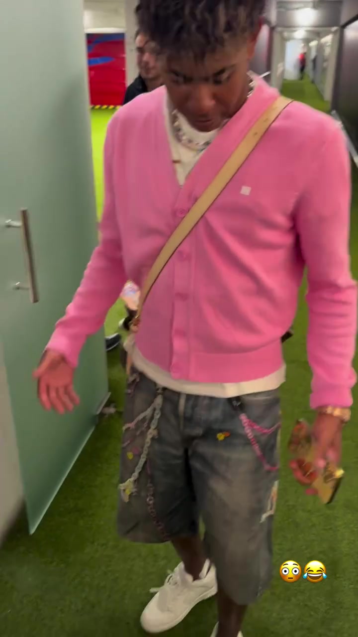 亚马尔身穿粉色衣服?阿劳霍调侃：这是我女儿的外套